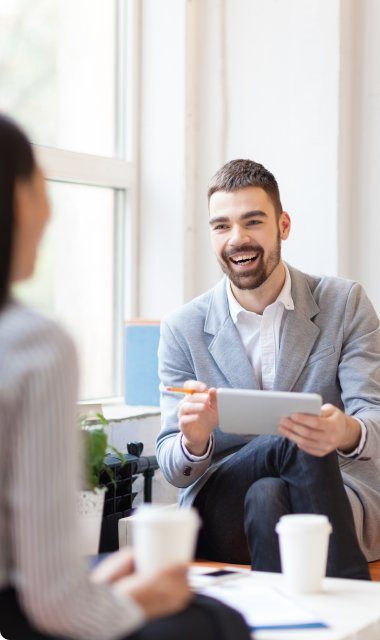 Discussion souriante